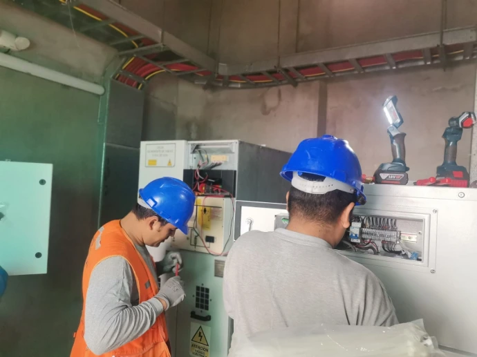 Tecnicos instalando subestacion