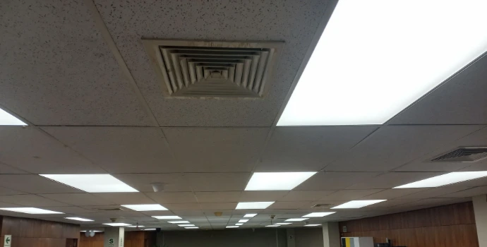 Sistema eléctrico de iluminación en instalación comercial